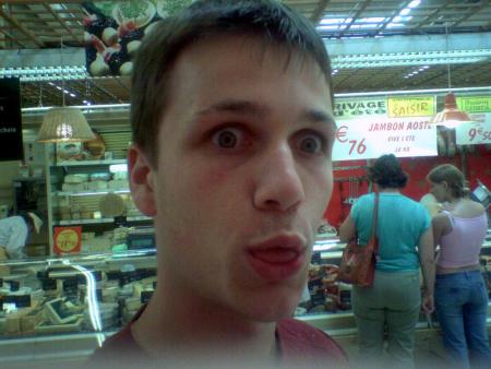 Mon frere faisant une grimace